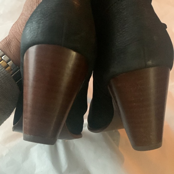 Frye Chelsea Reina Cut Out Ankle Boot-Black size 9 - Picture 7 of 8